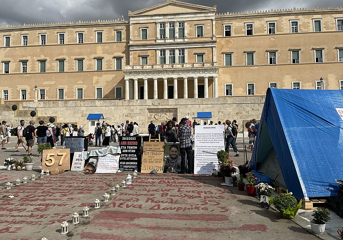 El monumento se ha convertido en epicentro de las protestas por la tragedia ferroviaria de Tempe, que dejó 57 muertos en 2023