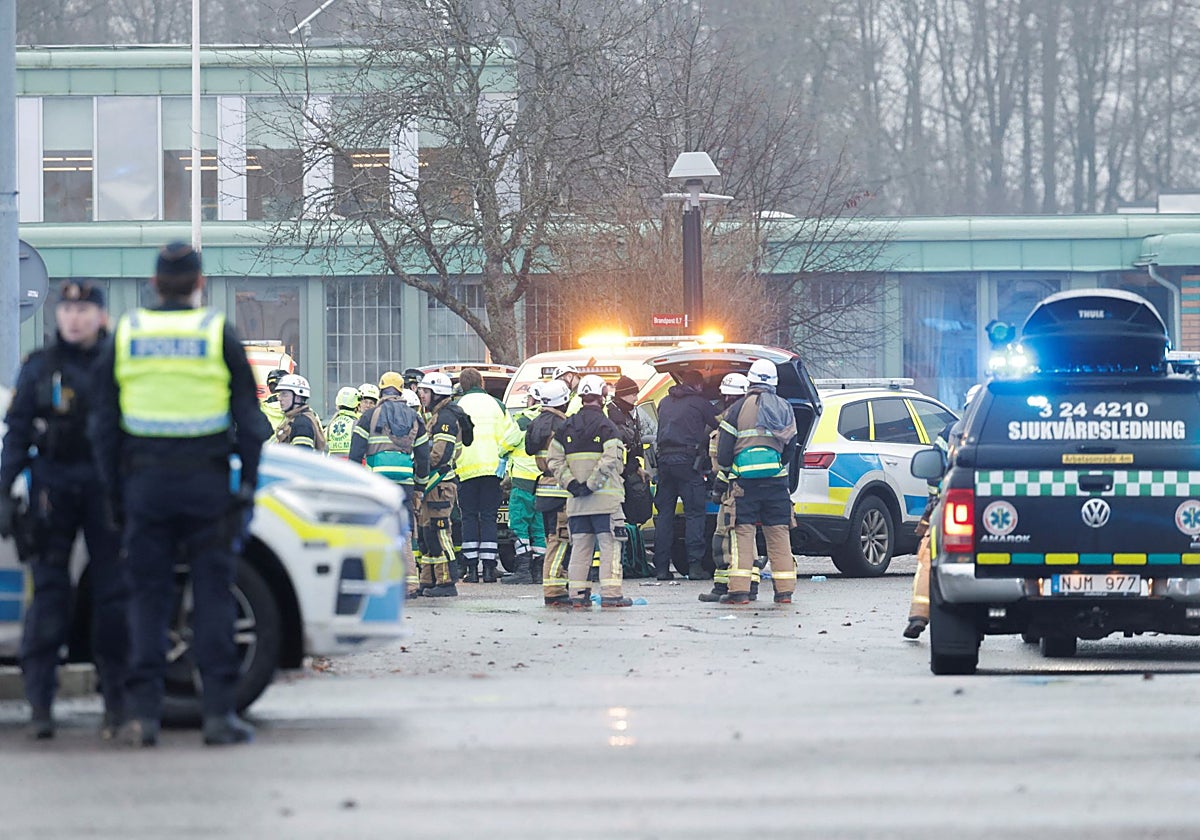 La Policía trabaja en el centro de educación para adultos Campus Risbergska tras un tiroteo en Örebro (Suecia)