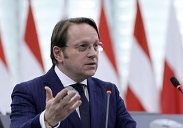Los eurodiputados piden la suspensión del comisario Várhelyi mientras se aclara el caso de espionaje húngaro
