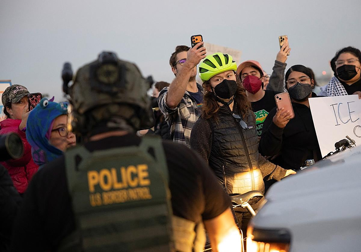 Protesta contra la llegada de agentes federales a la base de la Guardia Costera en Alameda
