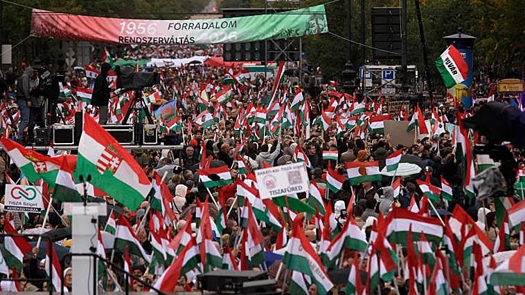 Seguidores del partido de la oposición húngara, en la plaza de los Héroes de Budapest