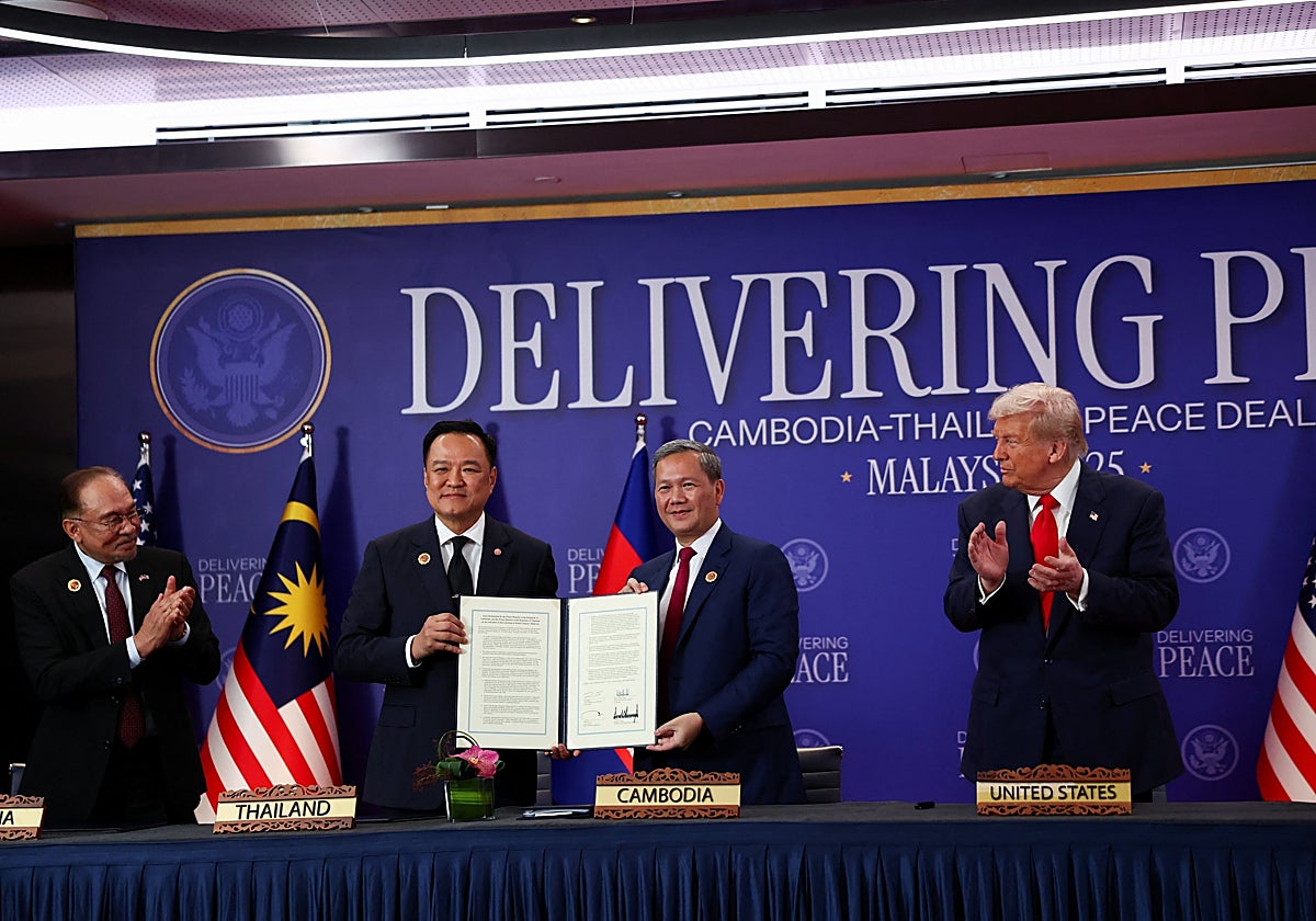 El primer ministro de Tailandia, Anutin Charnvirakul, y el primer ministro de Camboya, Hun Manet, acuerdan un alto el fuego ante el aplauso de Trump y del primer ministro de Malasia, Anwar Ibrahim