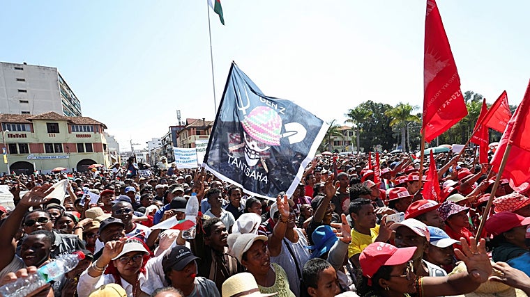 Un joven sostiene una bandera con una versión malgache del logo del popular manga japonés One Piece, un símbolo adoptado por los movimientos de protesta de la Generación Z en todo el mundo