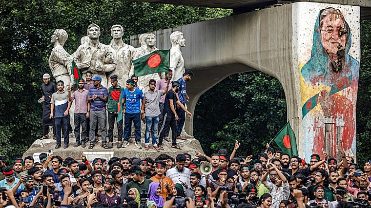 Estudiantes corearon consignas mientras protestaban para exigir responsabilidades y juicio contra la destituida primera ministra de Bangladesh, Sheikh Hasina