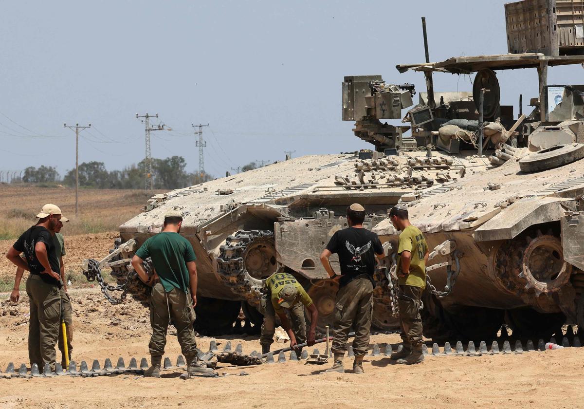 Varios tanques en la frontera entre Israel y la franja de Gaza
