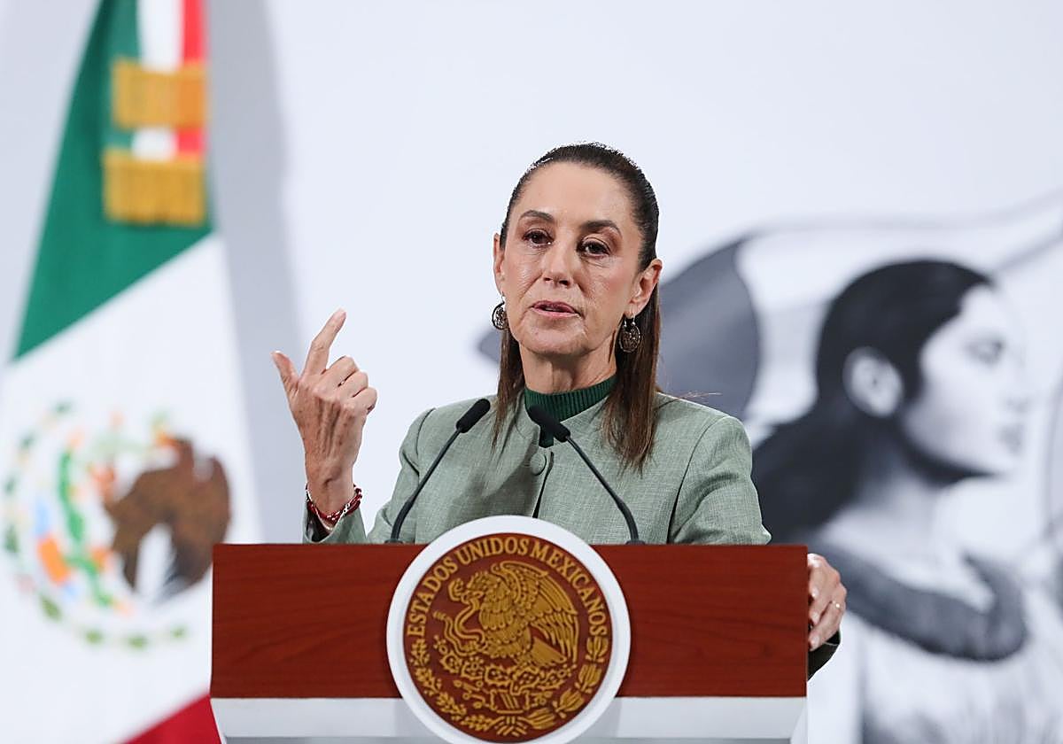 La presidenta de México, Claudia Sheinbaum , habla durante una rueda de prensa este martes, en el Palacio Nacional de la Ciudad de México