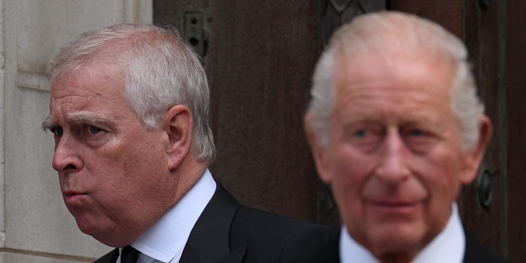 Carlos III despoja a su hermano Andrés de todos los títulos, incluido el de  príncipe, y le expulsa de la mansión de Royal Lodge