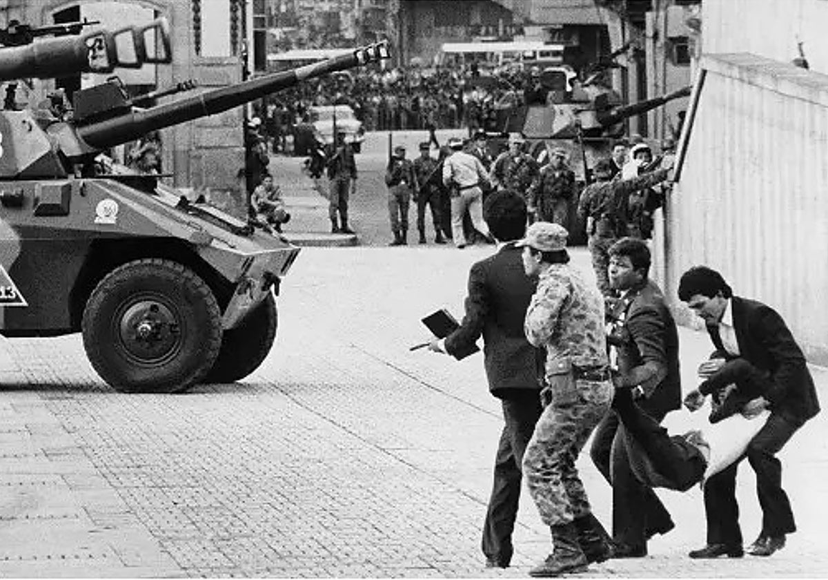 Imagen histórica de la recuperación del Palacio de Justicia de Bogotá por parte del Ejército colombiano
