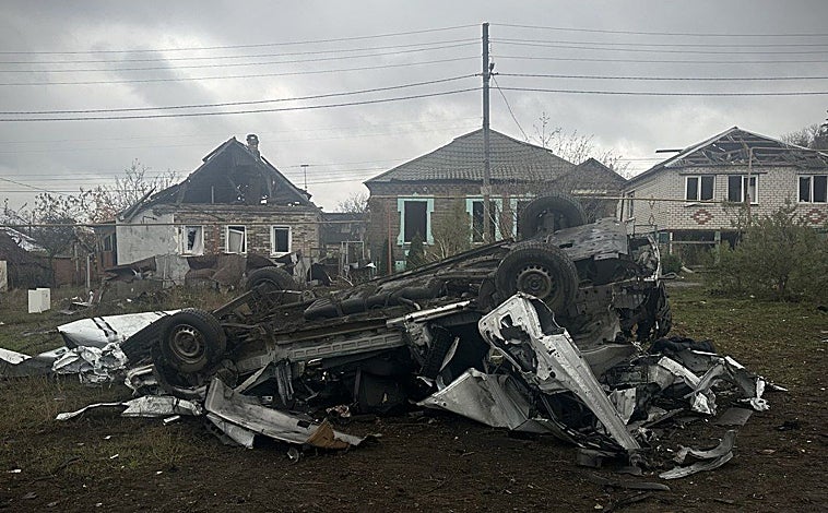 Imagen principal - En la primera imagen, una furgoneta calcinada tras el impacto de un misil Iskander; en la segunda, los voluntarios reparten tablones de contrachapado para cubrir ventanas en las casas afectadas; y, en la tercera, una casa afectada por el impacto de un dron ruso