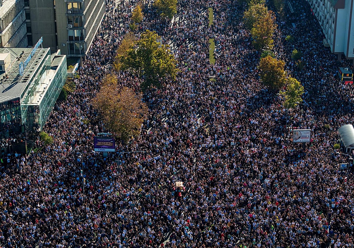 Una vista aérea muestra a personas reunidas frente a la estación de tren de Novi Sad durante un acto conmemorativo, en el primer aniversario del fatal derrumbe