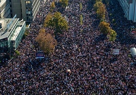 Miles de personas vuelven a las calles de Serbia en el primer aniversario de la tragedia de Novi Sad