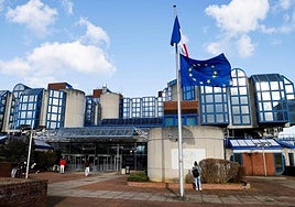 Detenidos dos policías en Francia tras ser acusados de violación por una joven en las instalaciones de un tribunal