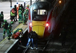 Diez heridos, nueve de ellos en estado crítico, tras un apuñalamiento múltiple en un tren en el Reino Unido