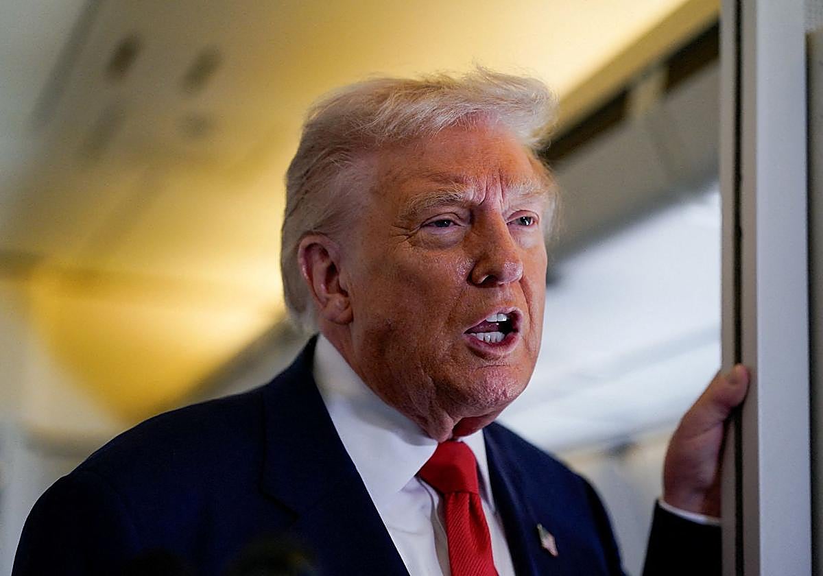 El presidente de los Estados Unidos, Donald Trump, habla con los medios de comunicación a bordo del Air Force One mientras parte hacia Florida, el 31 de octubre