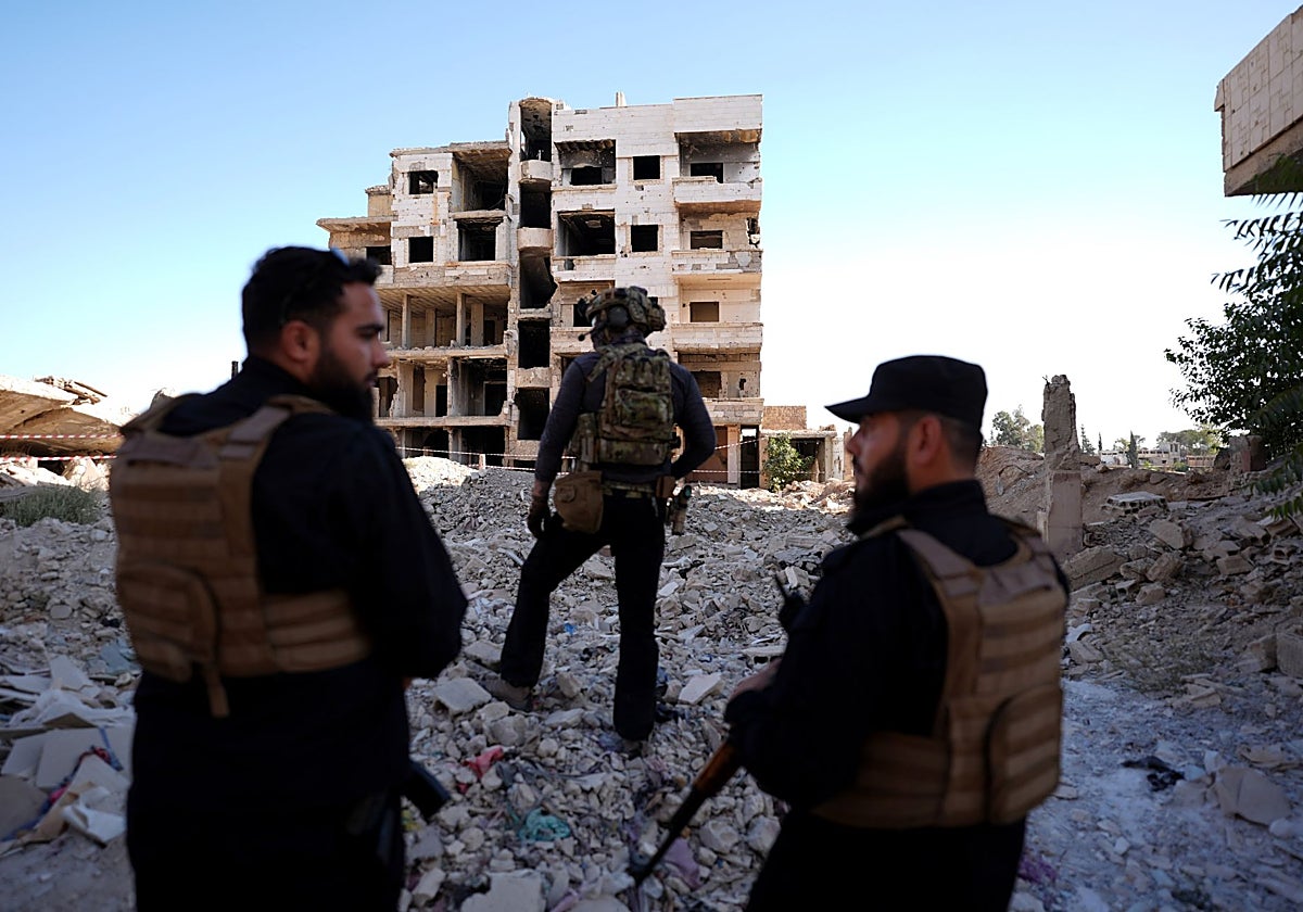 Fuerzas de seguridad sirias y alemanas garantizan la seguridad durante la visita del ministro alemán de Asuntos Exteriores, Johann Wadephul, a un proyecto humanitario en una calle donde se bombardearon viviendas durante la guerra civil