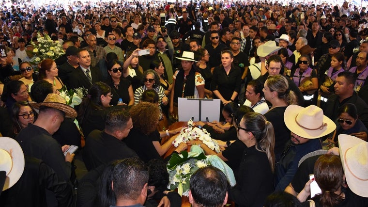 Familiares y amigos asisten al funeral del alcalde Carlos Manzo este domingo, en el municipio de Uruapan en Michoacán