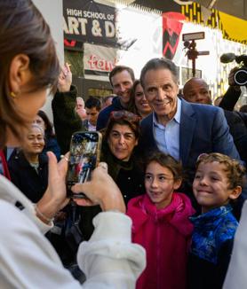 Imagen secundaria 2 - El candidato socialista aventaja por ancho margen al exgobernador del estado