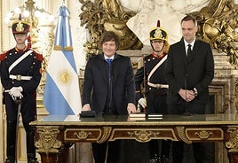 Manuel Adorni  toma posesión como jefe de Gobierno de Milei en medio de una polémica con Macri