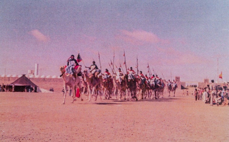 Imagen principal - Las Tropas Nómadas en el Aiún. Abajo, hace 15 años, veteranos de las Tropas Nómadas