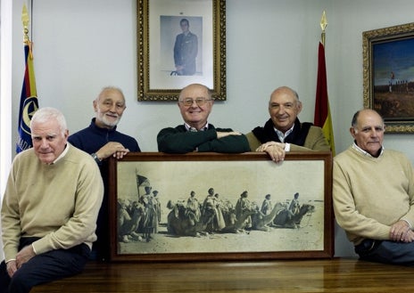 Imagen secundaria 1 - Las Tropas Nómadas en el Aiún. Abajo, hace 15 años, veteranos de las Tropas Nómadas