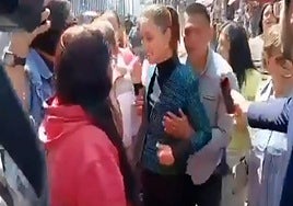 Un hombre manosea y besa a la presidenta de México cuando saludaba a los ciudadanos pese a la presencia de escoltas