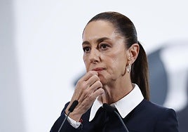 La presidenta de México impulsará una reforma constitucional para castigar el acoso sexual después de que un hombre la manoseara