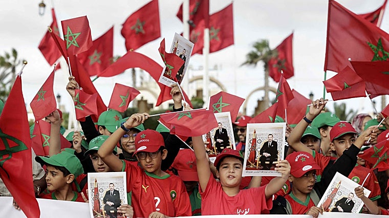 Niños ondean banderas marroquíes y portan retratos del rey Mohammed VI