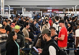 Cientos de cancelaciones y estrés en los controladores: el caos aéreo en EE.UU. entra en una nueva fase