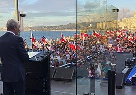 El candidato derechista chileno Kast estrena un panel de cristal blindado en sus actos de campaña