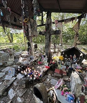 Imagen secundaria 2 - Arriba, objetos ofrecidos a Omayra como muestra de devoción; debajo, a la izquierda, la tumba oficial, la derecha, la no oficial