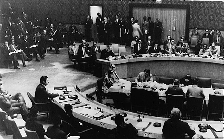 Imagen principal - Arriba, el representante de España ante la ONU, Jaime de Piniés, interviene en la sesión del Consejo de Seguridad de la ONU, convocado a petición de España, para considerar la situación creada por la Marcha Verde. Abajo izquierda, el Frente Polisario se manifiesta pidiendo un Sahara independiente. A su derecha, una imagen de Tarfaya, donde se espera la llegada de miles de marroquíes para empezar la Marcha