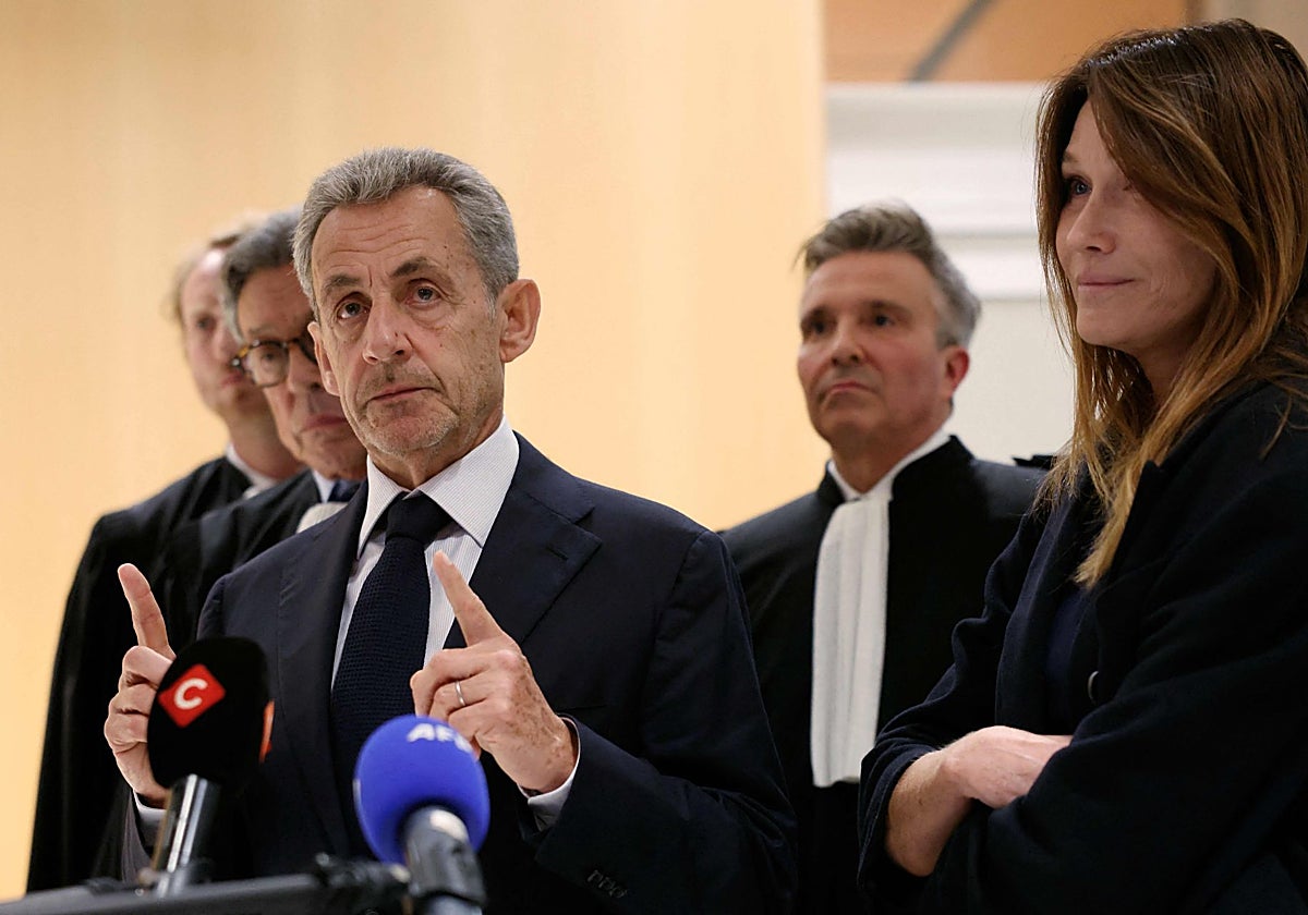 Sarkozy habla con la prensa tras conocer la sentencia a cinco años de prisión, junto a sus abogados y su mujer, Carla Bruni