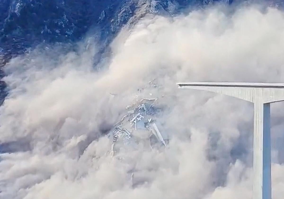 Colapso del puente tras el desplazamiento de tierra de la montaña en la que estaba sitaudo