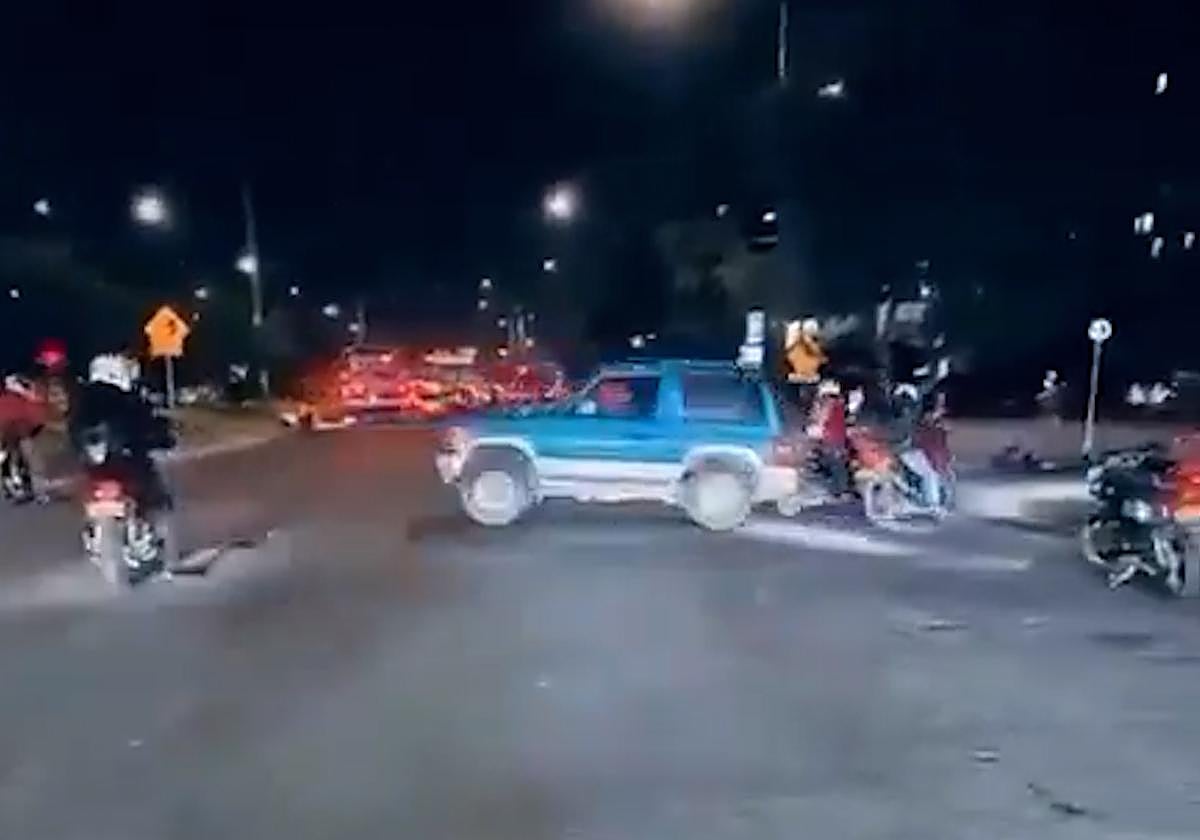 El conductor golpeando a motociclistas.