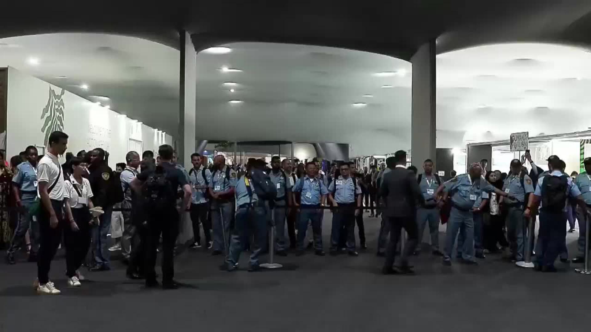 Activistas climáticos invaden el área restringida de la COP30 durante una protesta