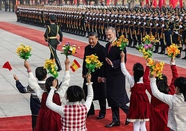 Los Reyes protagonizan una ofrenda floral en la plaza de Tiananmen