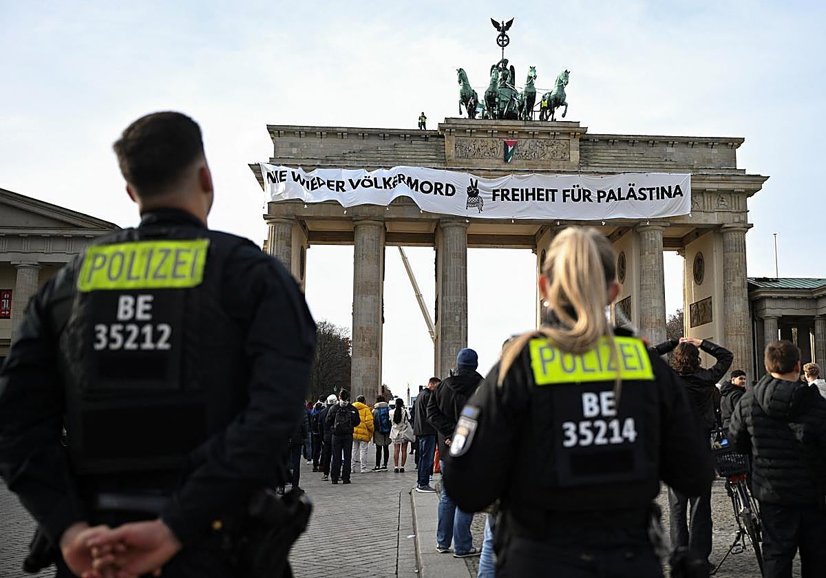 Detenidas seis personas por colocar una pancarta en la Puerta de Brandenburgo para denunciar el «genocidio» en Gaza