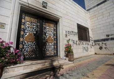 Colonos israelíes atacan e incendian una mezquita en el centro de Cisjordania