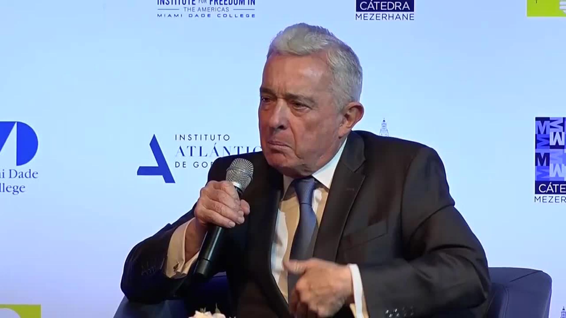 Uribe: &quot;Colombia corre riesgo de sufrir bombardeos por acoger terroristas y ser aliado de Venezuela&quot;