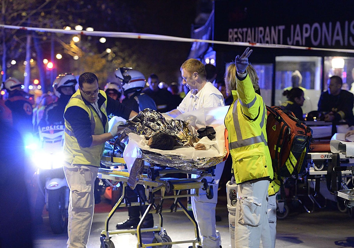 Víctimas del atentado en Bataclan el 13 de noviembre de 2015 son atendidas por los servicios de emergencia