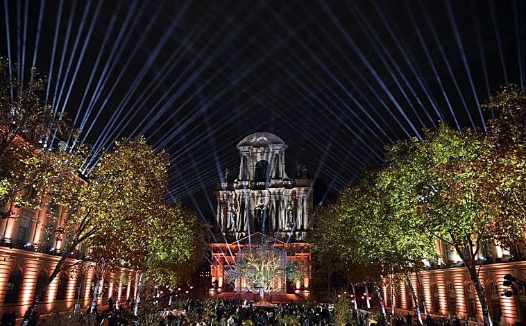 Imagen principal - París homenajeó a los 130 muertos en los atentados terroristas en el que murieron 130 personas