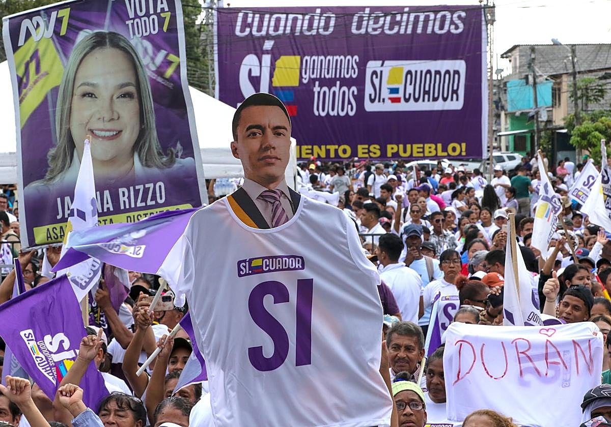 Manifestación a favor del 'sí' al referéndum de este domingo tras el cierre de campaña del oficialismo en Guayaquil