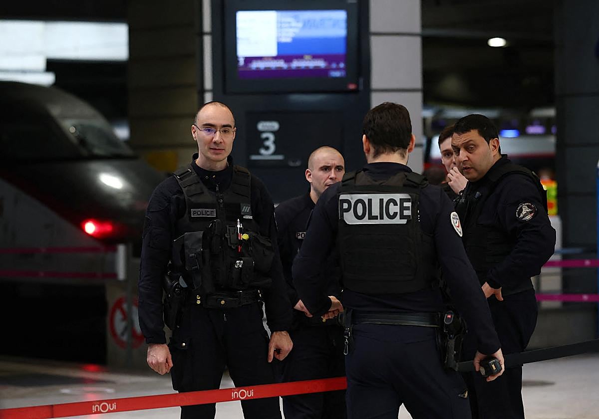 La Policía francesa en el momento de la evacuación de la estación.