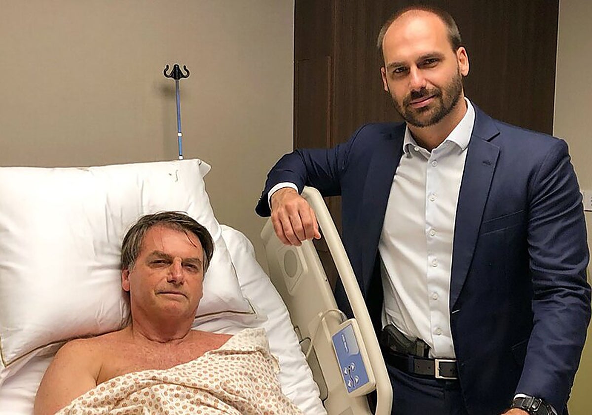 El expresidente Jair Bolsonaro, en el hospital, acompañado por su hijo Eduardo Bolsonaro