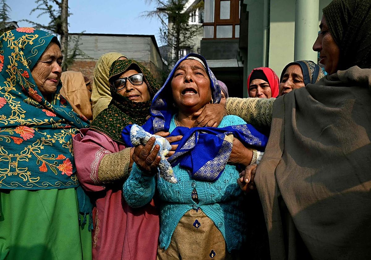 Familiares de las víctimas que fallecieron en una explosión accidental en la comisaría de policía de Nowgam lloran en su casa en las afueras de Srinagar, el 15 de noviembre de 2025