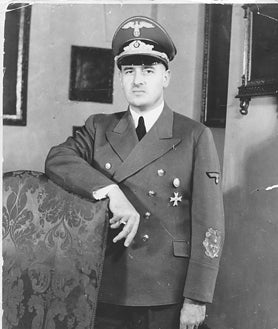 Imagem Secundária 2. Acima está uma imagem dos Julgamentos de Nuremberg, que marcaram o início do direito penal internacional. Abaixo está uma foto de família do “açougueiro polonês” Hans Frank com o jovem Niklas. Ao lado 