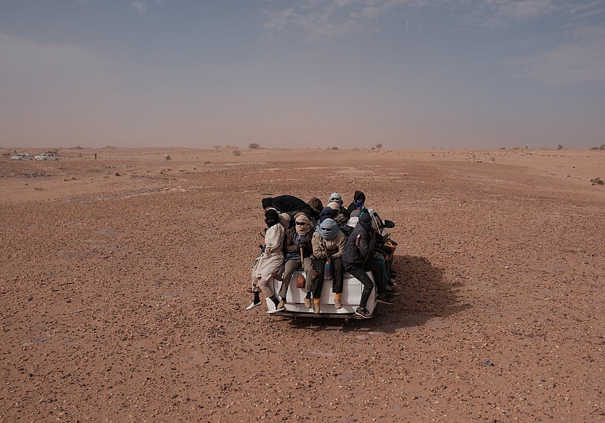 Inmigrantes viajan sentados desde Níger hacia el norte (Libia) en camionetas buscando trabajo o para llegar a Europa