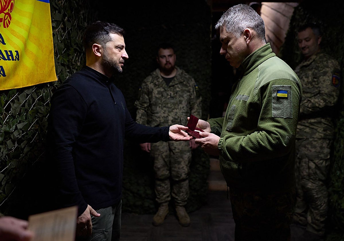 Zelenski fue al frente el jueves para reforzar su cuestionado liderazgo
