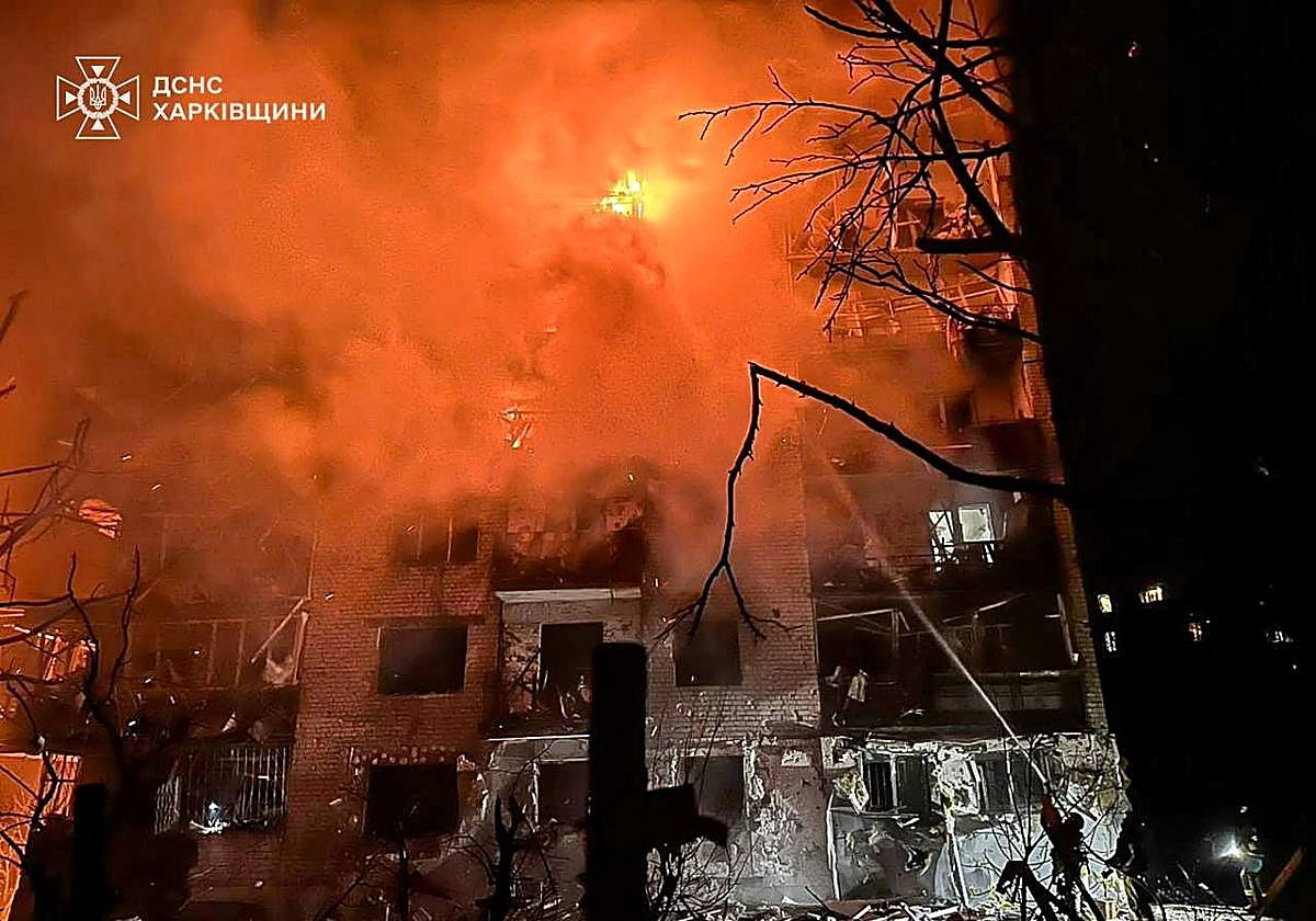 Bomberos ucranianos intentan apagar el fuego de varios edificios de Balaklia tras el ataque ruso lanzado durante la madrugada al centro de la localidad