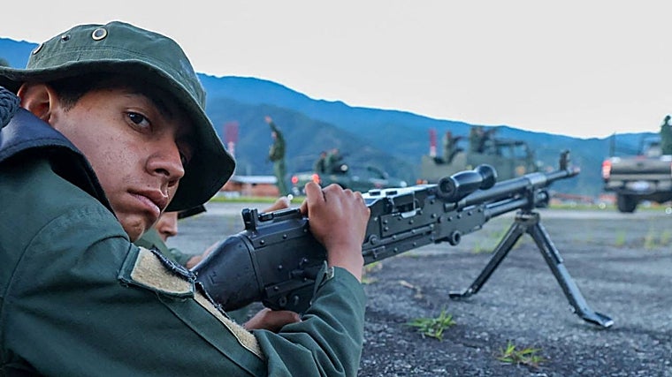 Um soldado venezuelano participa da implantação defensiva do Plano de Independência 200.